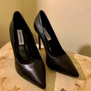 Steve Madden - classic black pumps - size 7